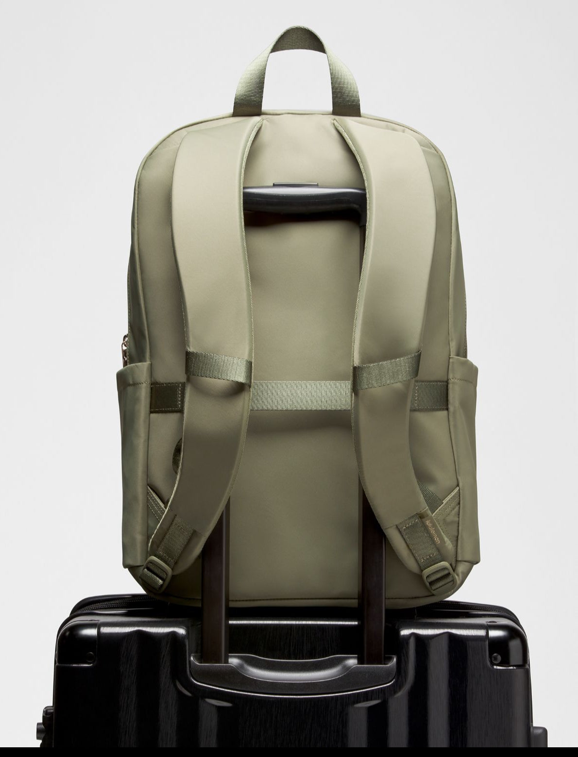 LULULEMON Everywhere Backpack 22L
Metal Hardware