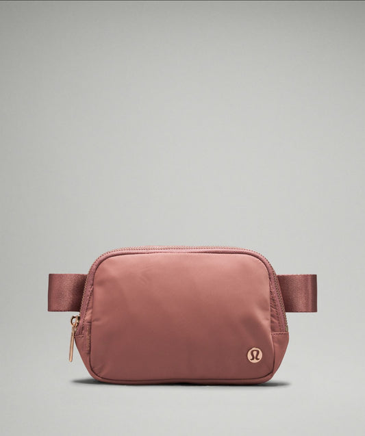 Lululemon Everywhere Belt Bag 1L
Metal Hardware