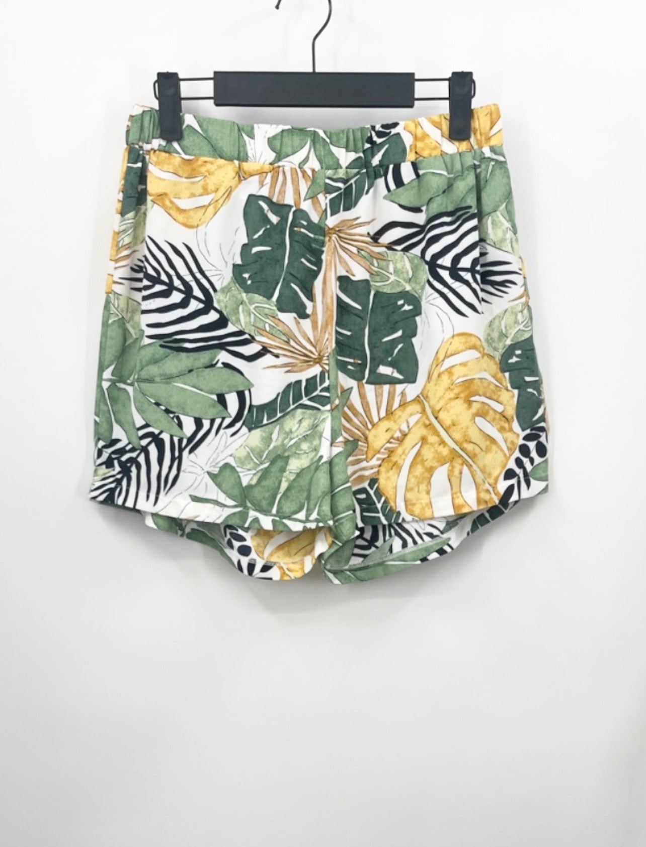 MOLLY BRACKEN Tropical
Leaf Print Shorts