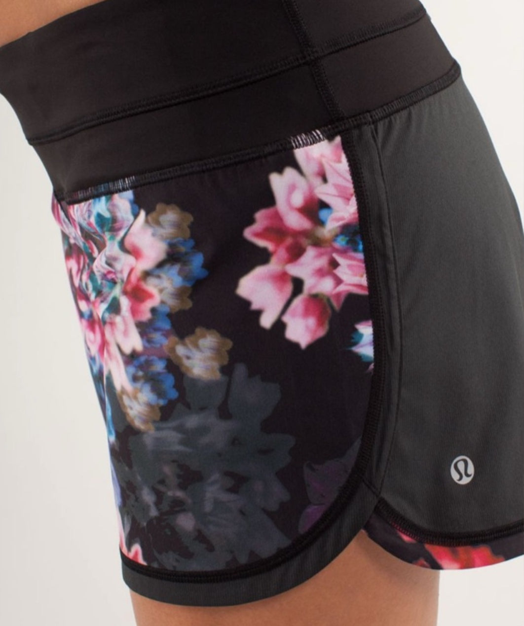 LULULEMON Groovy Run Short / Spring Has Sprung Multi / Black