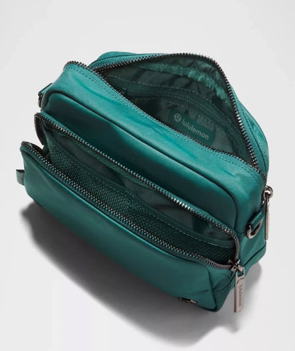 LULULEMON Everywhere Crossbody Bag
2L *Metal Hardware
Deep Marina/Gunmetal