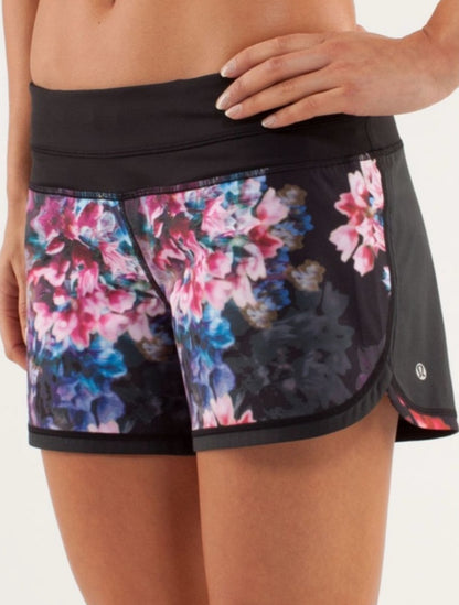 LULULEMON Groovy Run Short / Spring Has Sprung Multi / Black